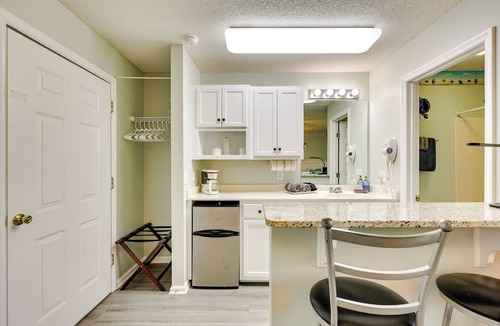 St. James Condo | Coastal Condo w/Screened Deck + Community Pool