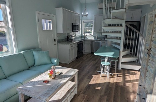 Morehead City Cottage | Coastal Cottage, walk to downtown Beaufort, close to beaches, pet friendly.