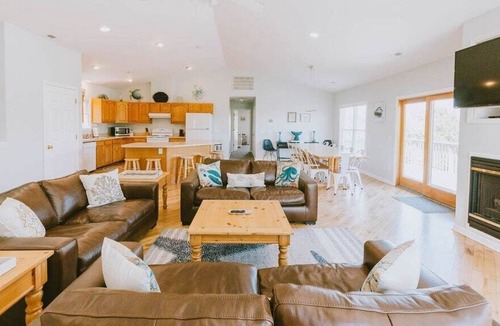 Southern Shores House | Coastal Daydreaming | Oceanside, Pool & Hot Tub!
