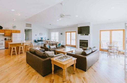 Southern Shores House | Coastal Daydreaming | Oceanside, Pool & Hot Tub!