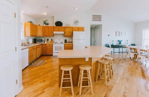 Southern Shores House | Coastal Daydreaming | Oceanside, Pool & Hot Tub!