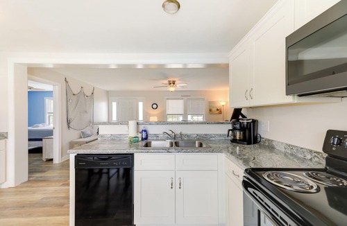 Emerald Isle Cottage | Coastal Emerald Isle Retreat w/Deck & Grill!