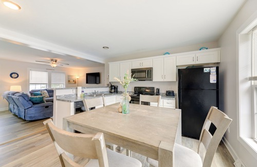 Emerald Isle Cottage | Coastal Emerald Isle Retreat w/Deck & Grill!