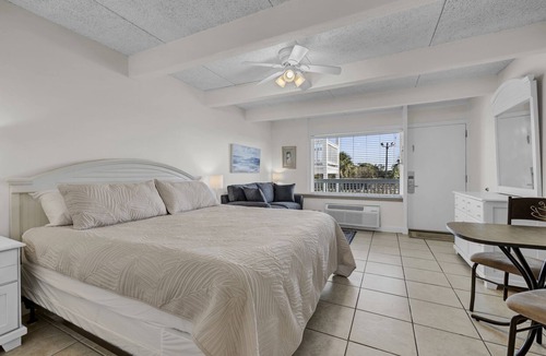 Airlie Condo | Coastal Escape: Poolside Studio Near Dining