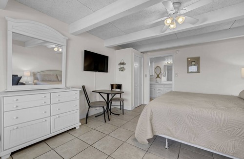 Airlie Condo | Coastal Escape: Poolside Studio Near Dining