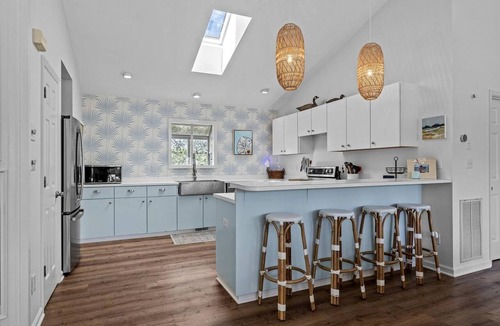 Atlantic Beach Cottage | Coastal Retreat with Outdoor TV and Relaxing Porch Space in Atlantic Beach, NC