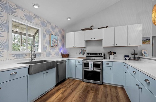 Atlantic Beach Cottage | Coastal Retreat with Outdoor TV and Relaxing Porch Space in Atlantic Beach, NC