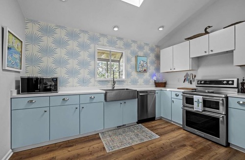 Atlantic Beach Cottage | Coastal Retreat with Outdoor TV and Relaxing Porch Space in Atlantic Beach, NC