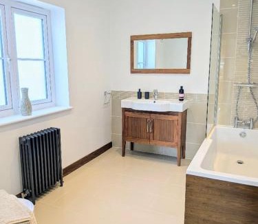 Reighton House | Coastal Whisper Sleeps 10 with Parking