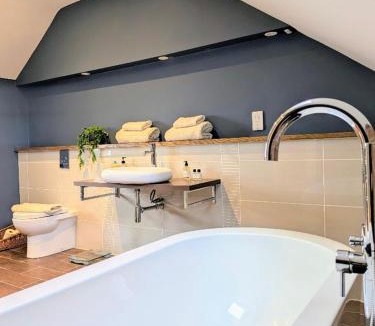 Reighton House | Coastal Whisper Sleeps 10 with Parking
