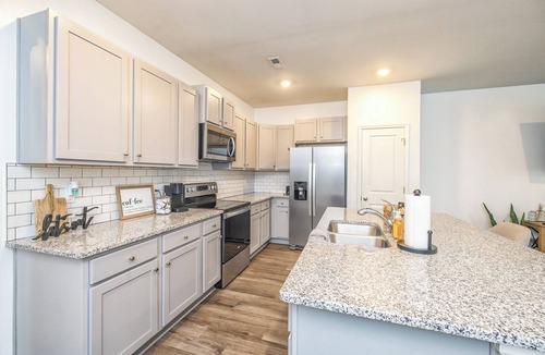 Murraysville House | Coastal Wilmington Townhouse - 10 Minutes to the Beach, Downtown & Airport