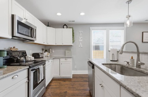 Wilmington Cottage | Coastal Wilmington Retreat near Cargo District, Riverwalk, Beaches, UNCW & CFCC