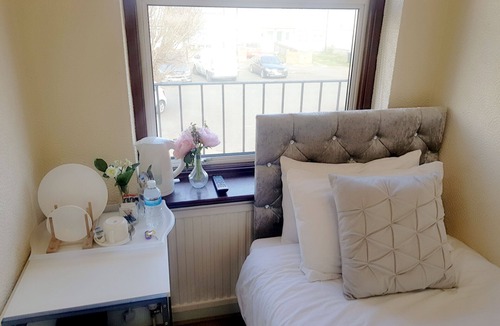 Ponders End Apartment | COGIE DELUXE STUDIO (ROOM 3)