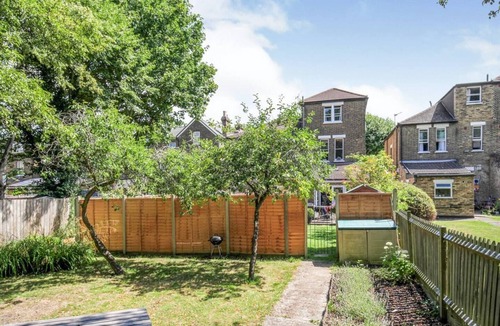 Perry Vale Apartment | Colourful, arty flat in leafy Forest Hill