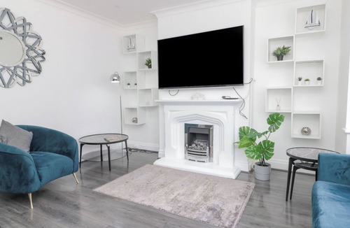 Scarborough House | COLUMBUS RETREAT, pet friendly, with hot tub in Scarborough
