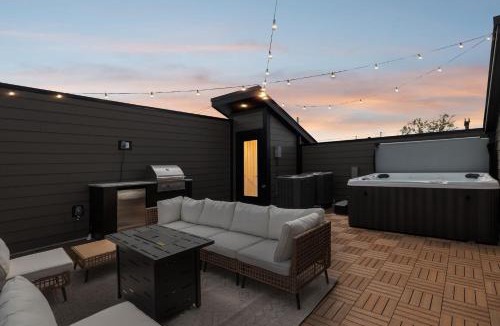 Hurwood Heights House | Combined Nashville Twin Townhomes 6BR Hot Tubs