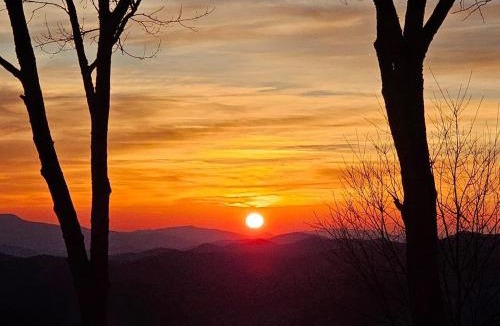 Wolf Laurel Ski Chalet | Come Enjoy the Mountain Sunsets, Near Asheville