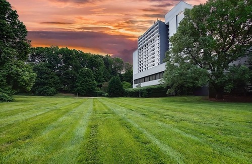 Executive Park Hotel | Comfort and Convenience! 3 Convenient Units, Pet-Friendly, Parking, Pools!