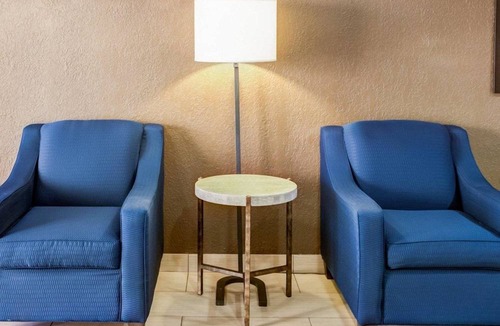 Paw Creek Hotel | Comfort Suites Airport