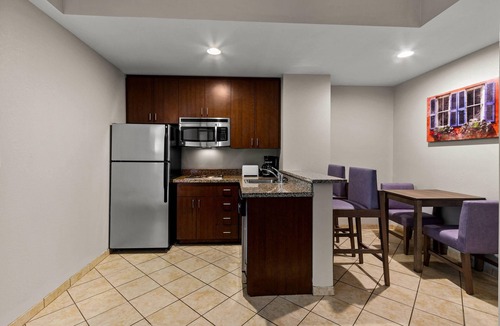 West Ashley Hotel | Comfort Suites Charleston West Ashley