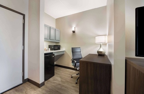 Paw Creek Hotel | Comfort Suites Northlake