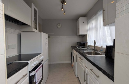 Yeading House | Comfortable 2-Bedroom house with free parking