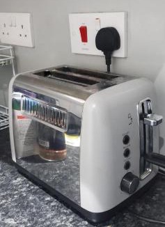 Paisley Apartment | Comfortable 2-Bed Flat with Free Parking