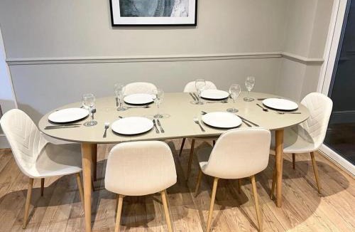 Charlton Kings House | Comfortable 5-Bedroom House in Cheltenham