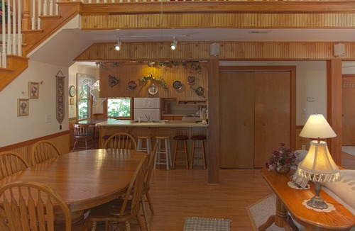 Columbus House | Comfortable Chalet Near TIEC - Full Amenities & Pets