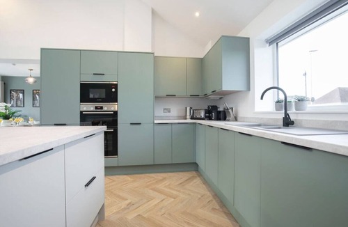 Cheltenham House | Comfortable & Contemporary 5-Bed 3 Bathroom Home