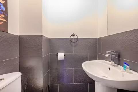 Horsforth House | Comfortable Double Room LEEDS WiFi Parking