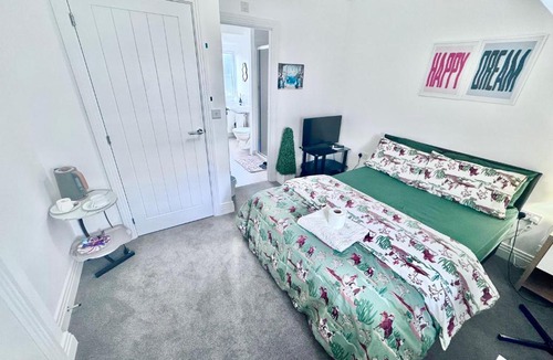 Peterborough House | Comfortable En-suite room in peaceful Hampton Home