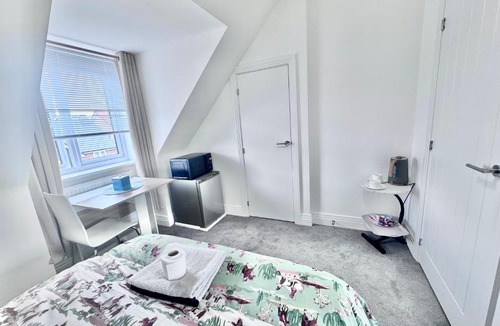 Peterborough House | Comfortable En-suite room in peaceful Hampton Home