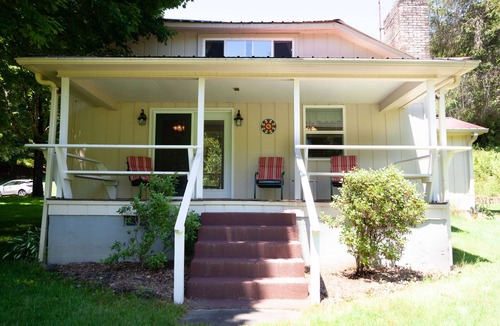 Jefferson Cottage | COMFORTABLE, HOMEY, FULLY RENOVATED MOUNTAIN COUNTRY COTTAGE