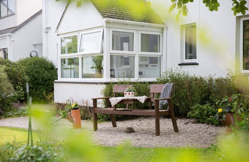 Padstow House | Comfortable Pet Friendly Home in quiet location close to beaches & amenities