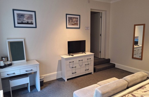 Cranleigh House | Comfortable Spacious Double Ensuite Room
