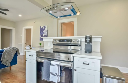 East Durham House | Comfy 6 Bedroom home w/two living spaces close to downtown!