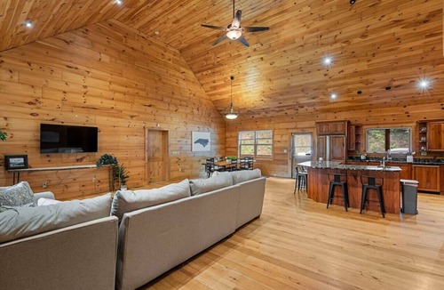 Black Mountain Cabin | Comfy Cabin w/Hot Tub, 5 min to Dwntwn BlkMnt