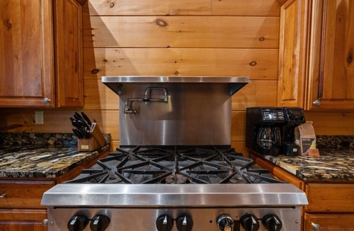 Black Mountain Cabin | Comfy Cabin w/Hot Tub, 5 min to Dwntwn BlkMnt