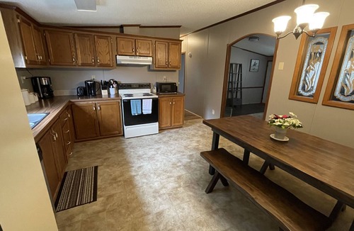 Crumpler House | Comfy Getaway w/stream and bridge out back