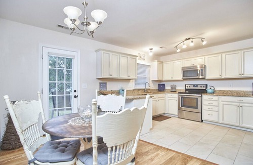 Apex House | Comfy Peaceful Cottage in Historic Downtown Apex!