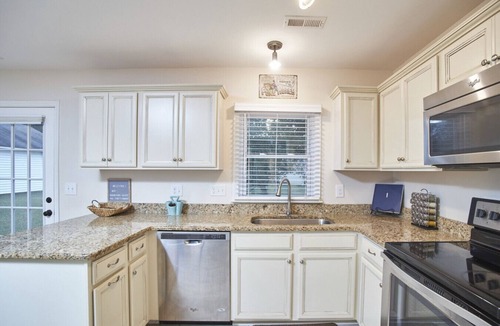 Apex House | Comfy Peaceful Cottage in Historic Downtown Apex!