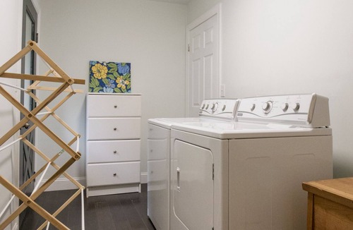 Fairview House | Comfy | Private | Hot Tub | Mountain Oasis | Ultimate TV package