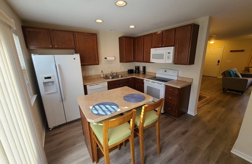 Greensboro House | Comfy townhouse near airport and dining!