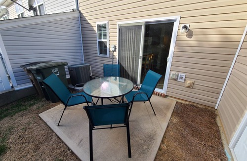 Greensboro House | Comfy townhouse near airport and dining!