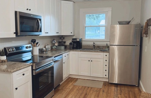 Newton Cottage | Comfy vintage cottage in beautiful small town-7mins from everything.