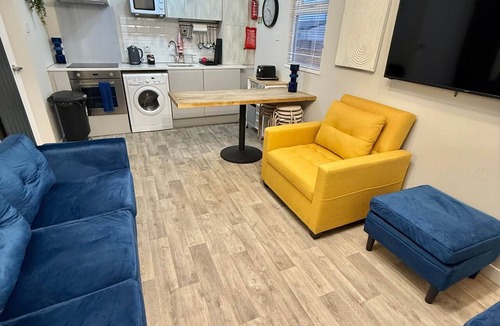 Bailleston House | Compact 7-bedroom Chalet Uddingston, Glasgow - Sleeps 14