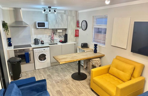 Bailleston House | Compact 7-bedroom Chalet Uddingston, Glasgow - Sleeps 14