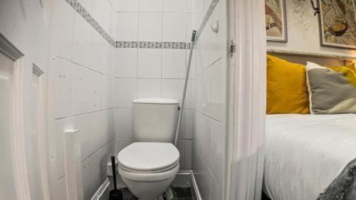 Edgbaston Apartment | Compact Modern Studio, Great Location with Parking