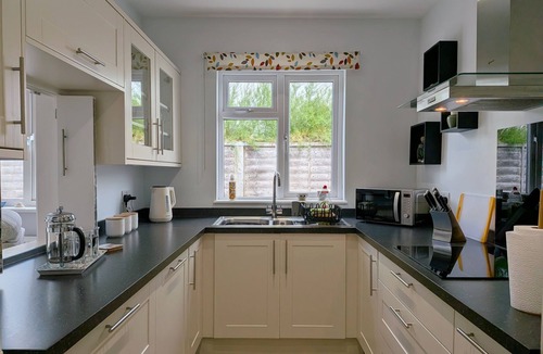 East Wittering Cottage | Coney Six - East Wittering - a family house that sleeps 4 guests in 2 bedrooms